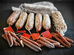 Saucisson, ladsbyfredo, apero, tradition, artisanal, lyonnais, fredo, charcuterie, pure porc, delice, bon prix, degustation