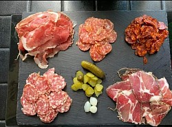 Saucisson, ladsbyfredo, apero, tradition, artisanal, lyonnais, fredo, charcuterie, pure porc, delice, bon prix, degustation
