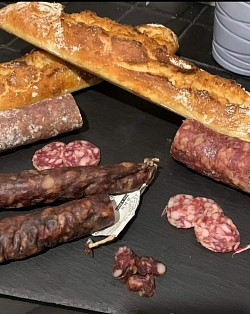 Saucisson, ladsbyfredo, apero, tradition, artisanal, lyonnais, fredo, charcuterie, pure porc, delice, bon prix, degustation